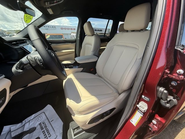 New 2025 Jeep Grand Cherokee Limited w/ Black Appearance Package image 9