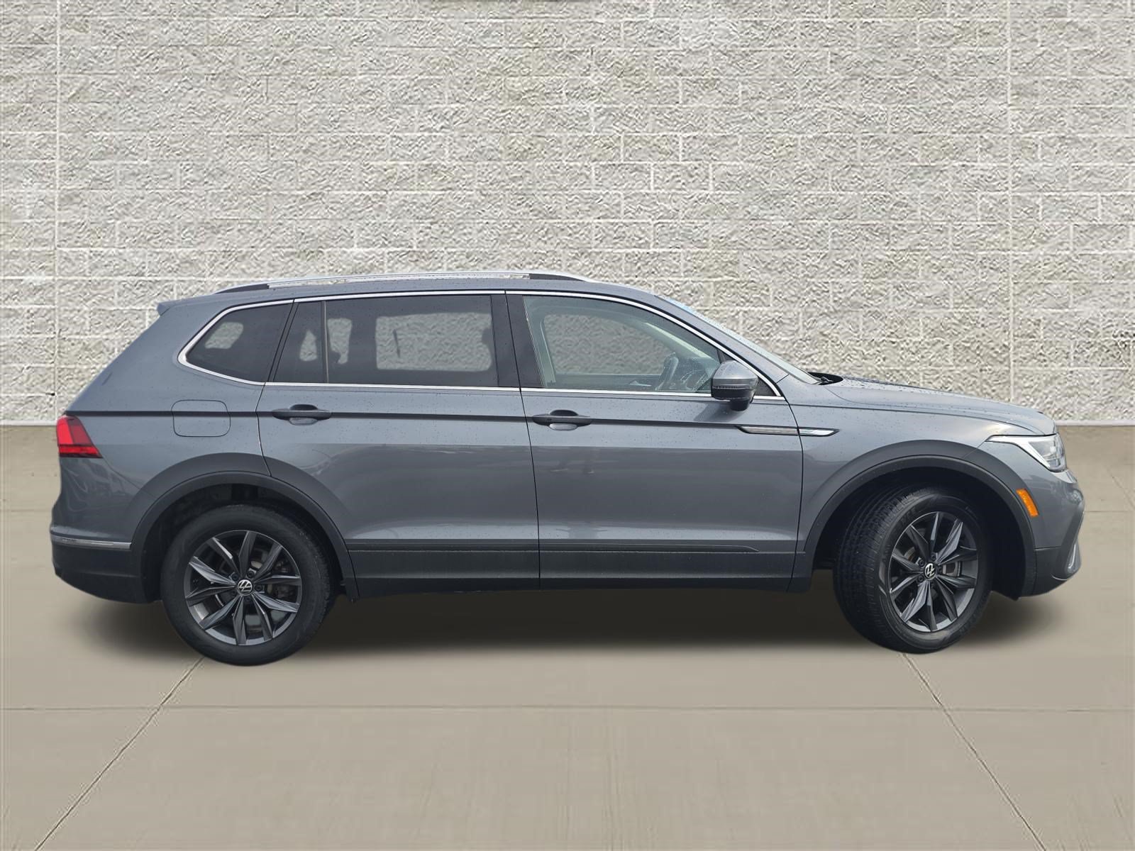 Certified 2023 Volkswagen Tiguan SE w/ Panoramic Sunroof Package AWD/4WD image 8