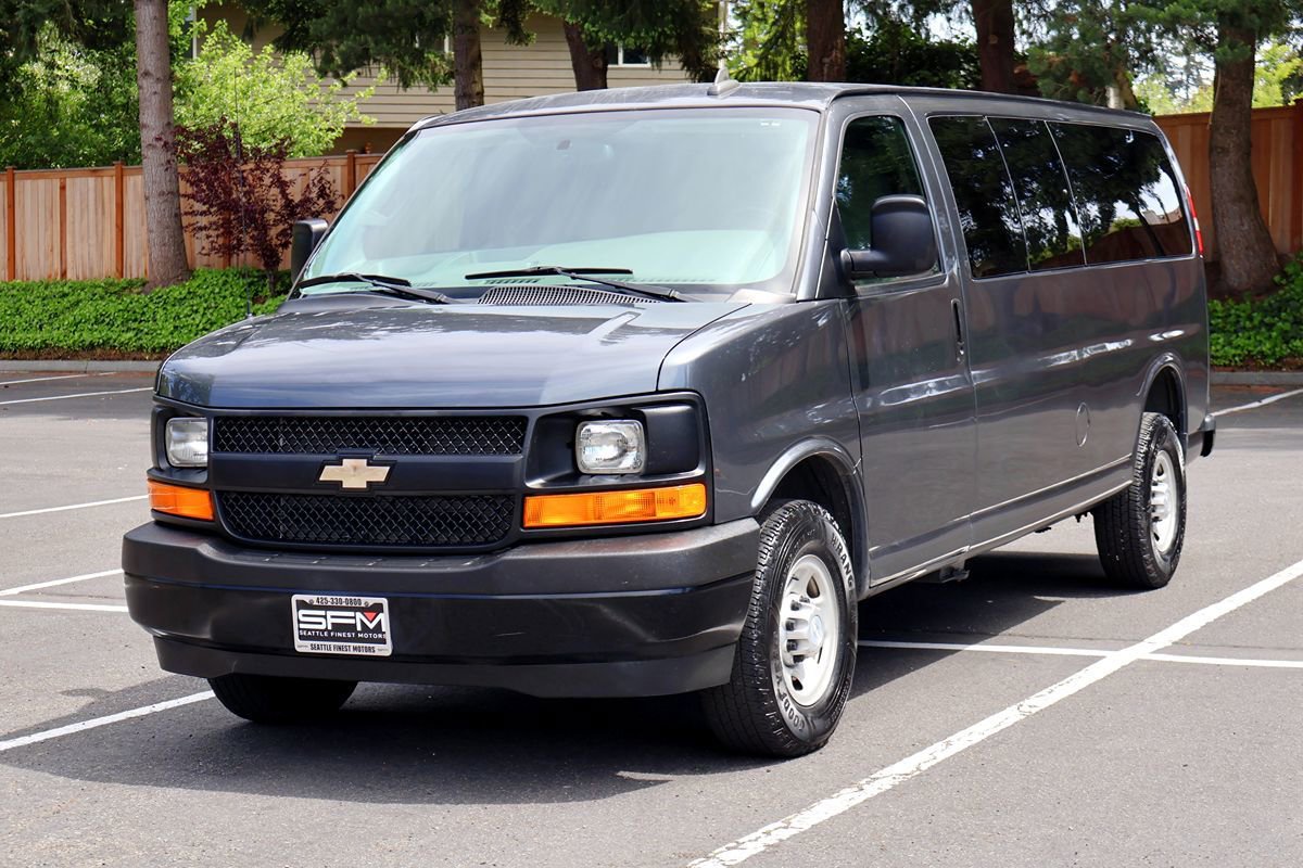 Used 2017 Chevrolet Express 3500 Extended RWD image 3