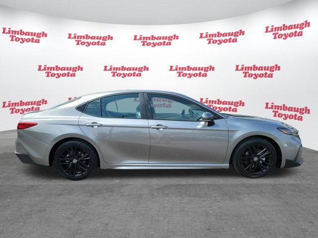 Used 2025 Toyota Camry SE image 2