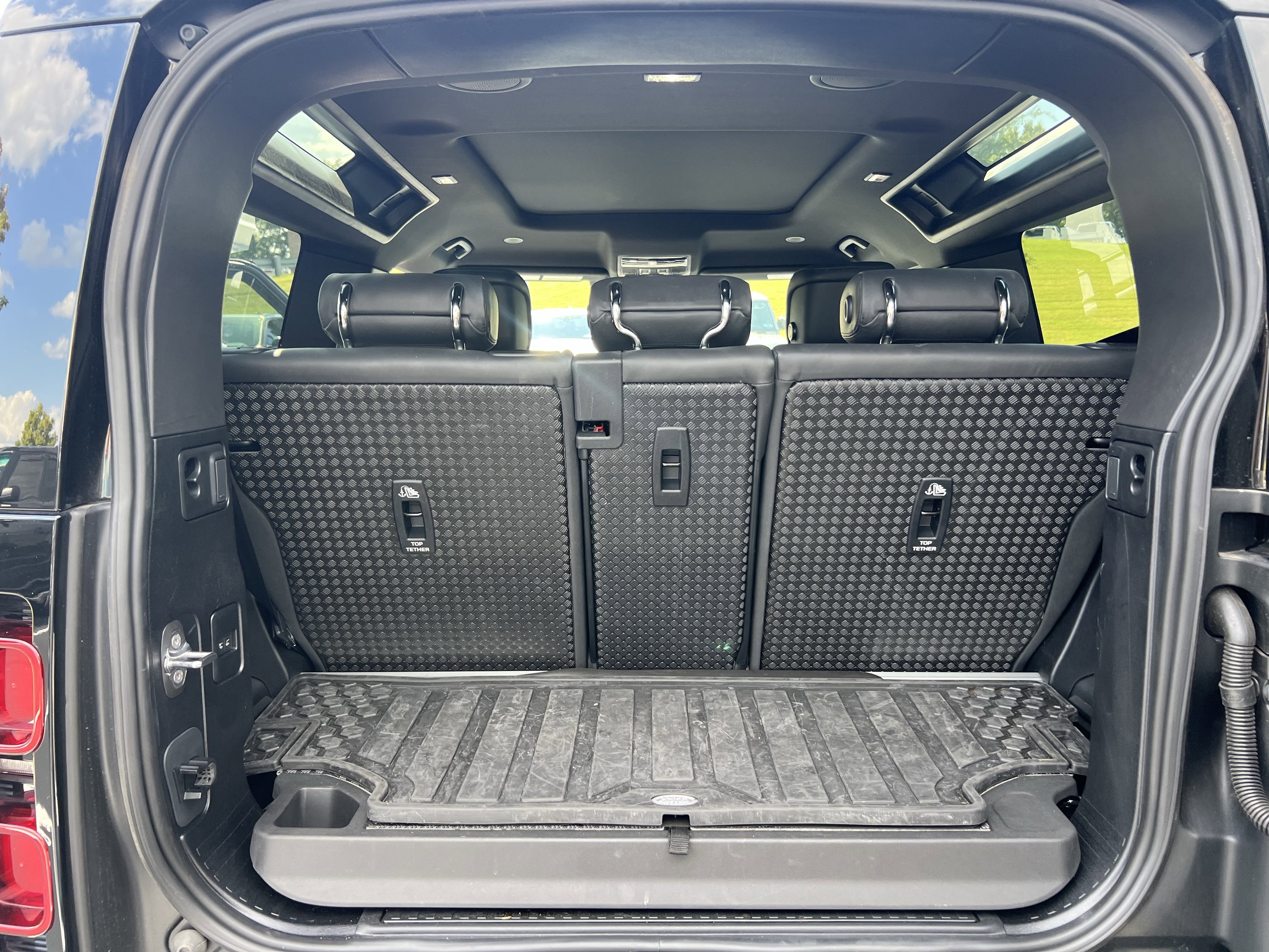 Used 2024 Land Rover Defender 90 X-Dynamic SE image 29