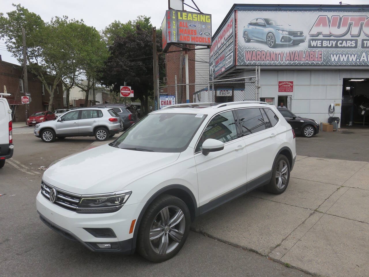 Used 2018 Volkswagen Tiguan SEL Premium AWD/4WD image 2