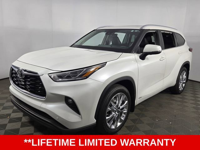 Used 2025 Toyota Highlander Limited image 3