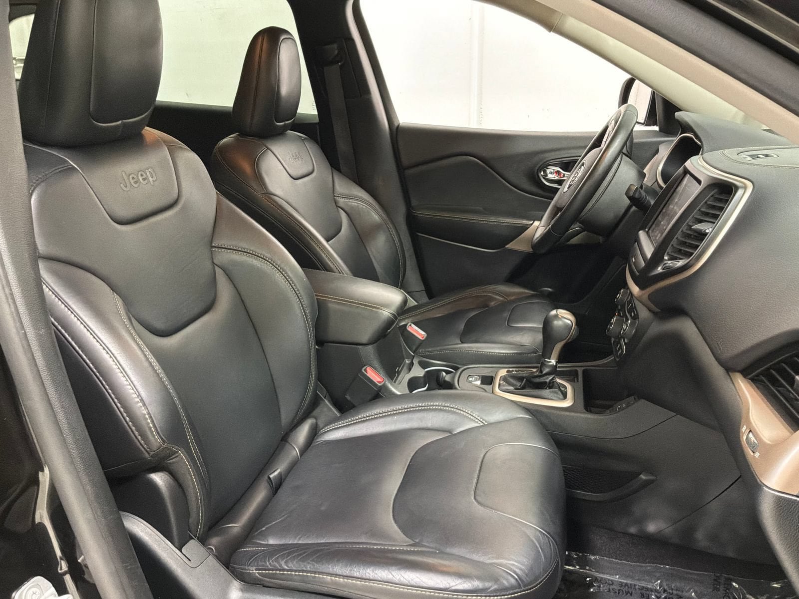 Used 2017 Jeep Cherokee Limited FWD image 9