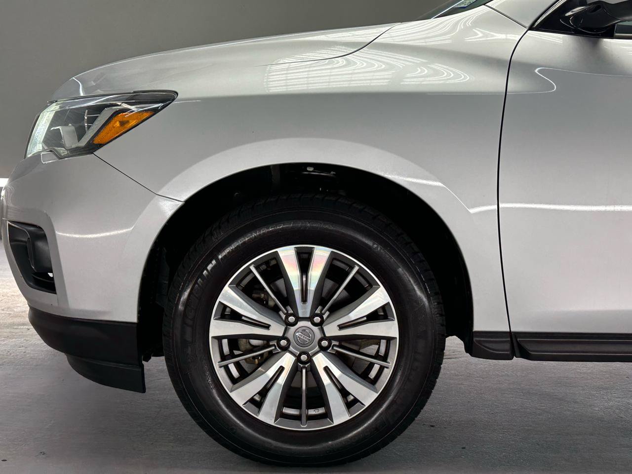 Used 2019 Nissan Pathfinder SL FWD image 5
