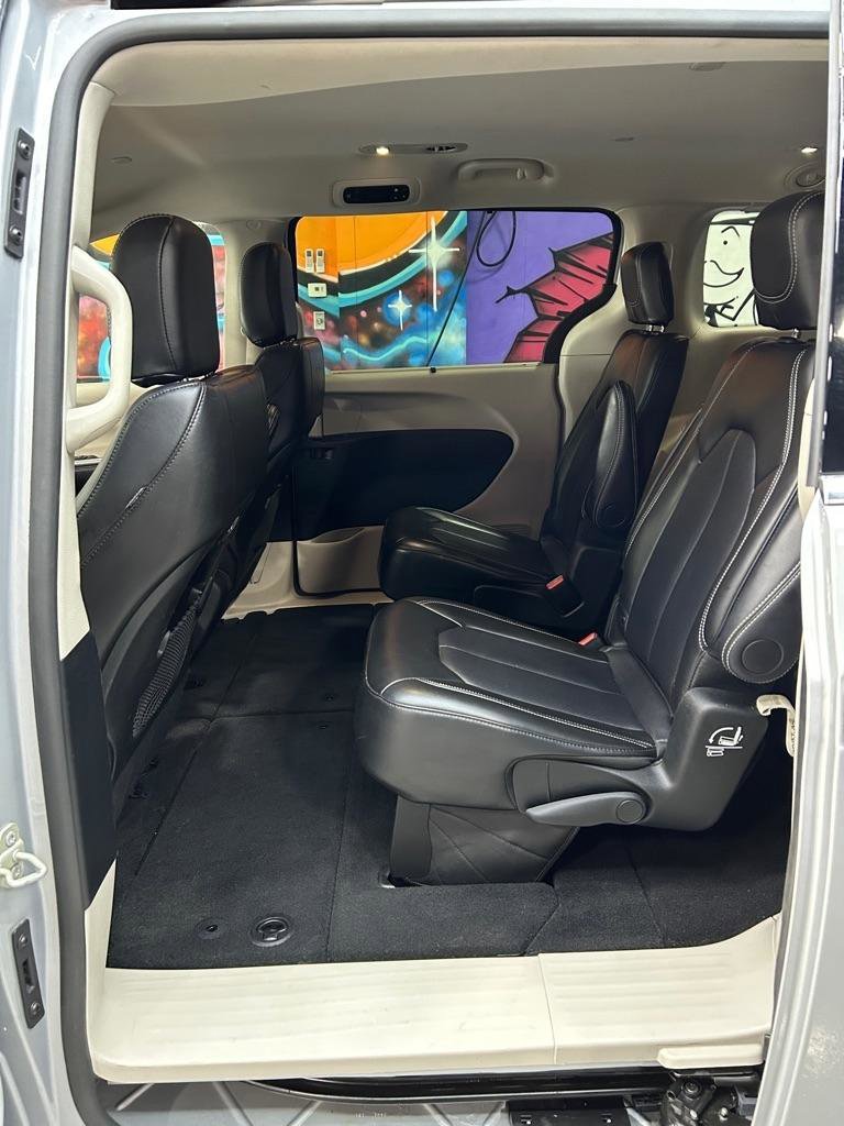 Used 2024 Chrysler Pacifica Touring-L image 21