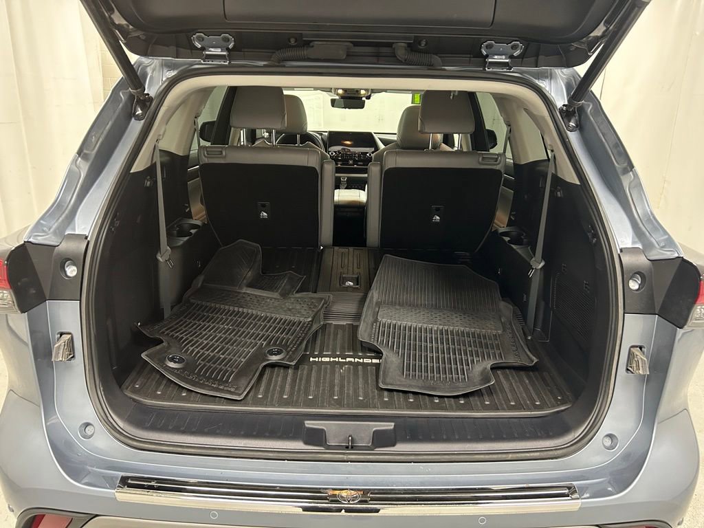 Used 2021 Toyota Highlander Platinum image 12