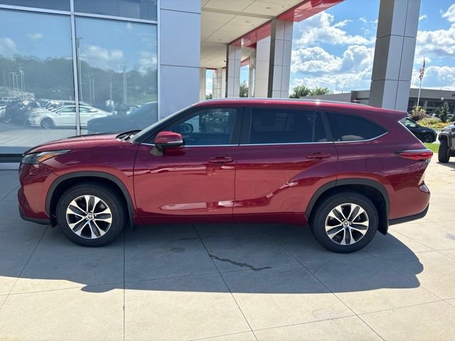 Used 2023 Toyota Highlander XLE AWD/4WD image 4