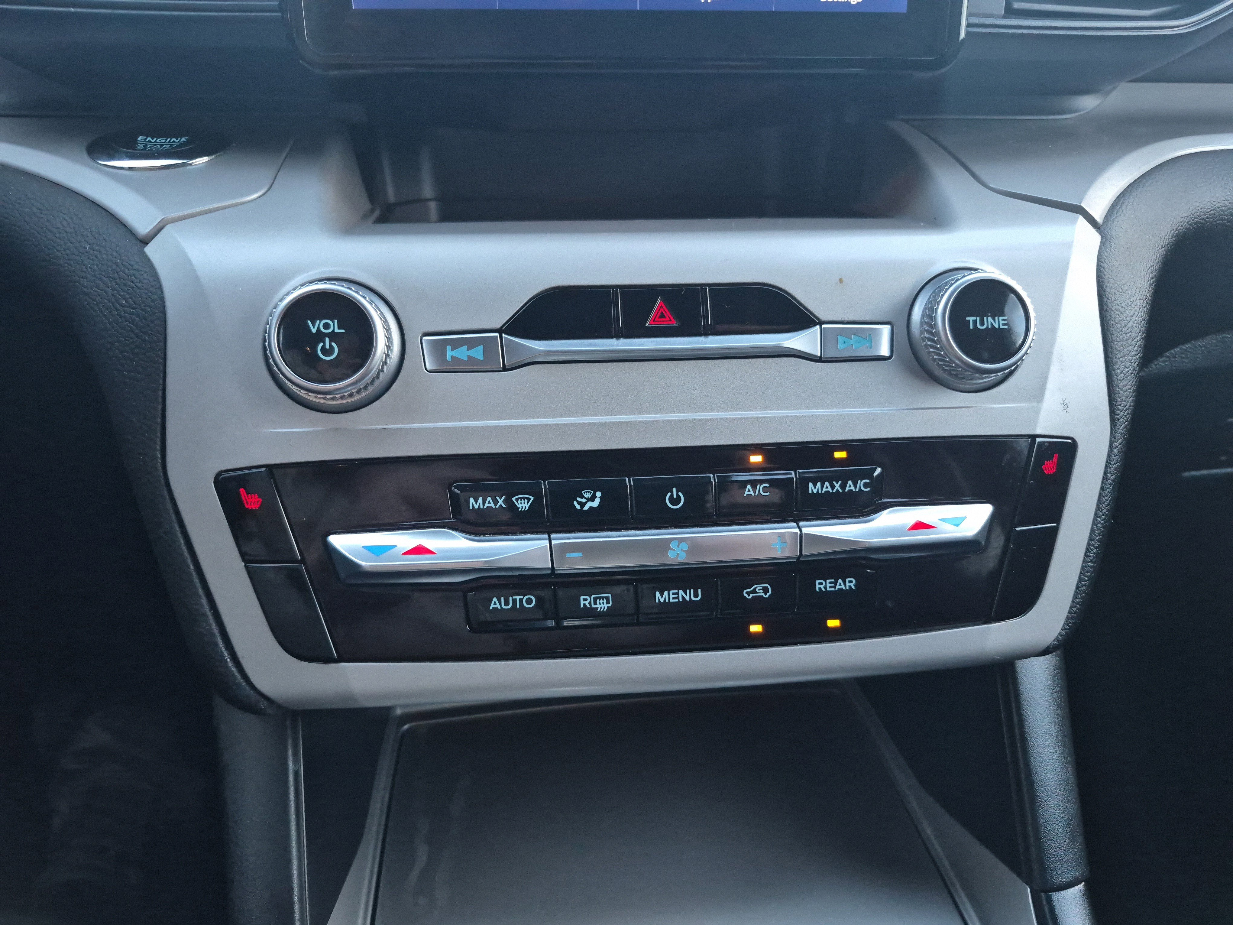 Used 2024 Ford Explorer XLT image 30