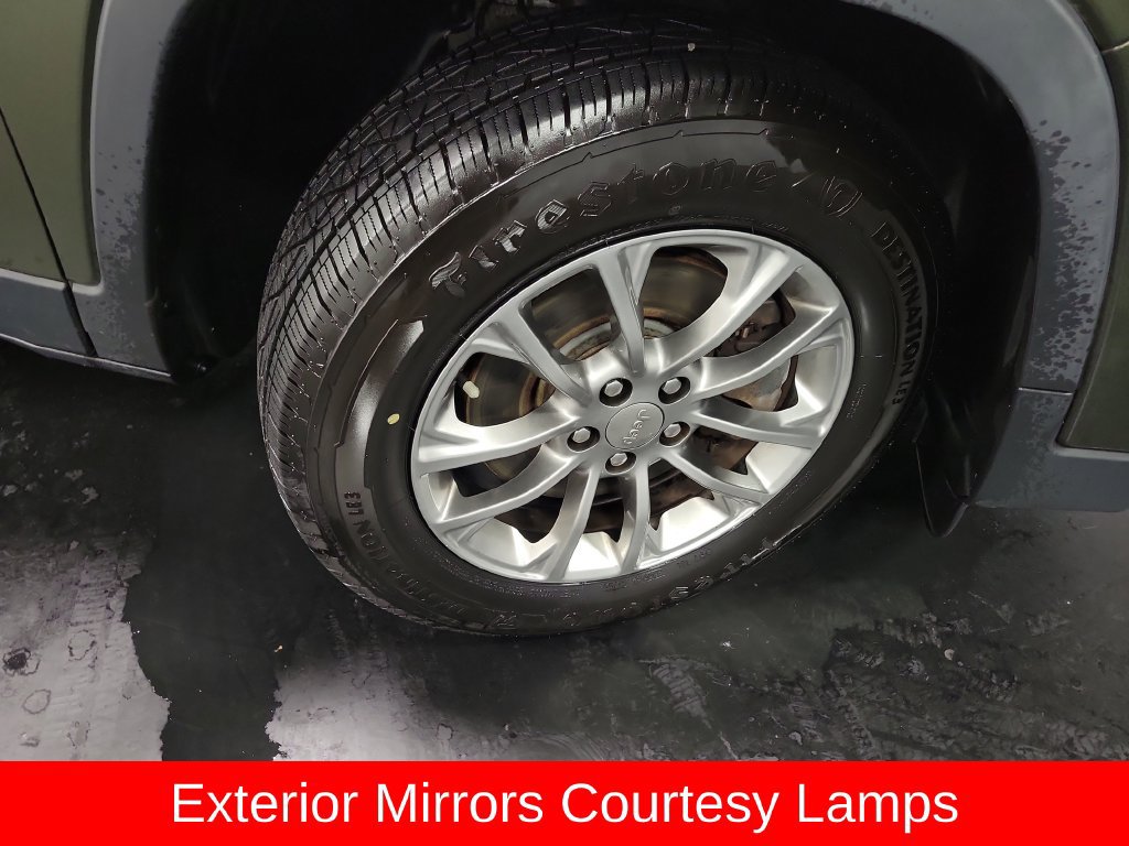Used 2019 Jeep Cherokee Latitude Plus w/ Cold Weather Group AWD/4WD image 11