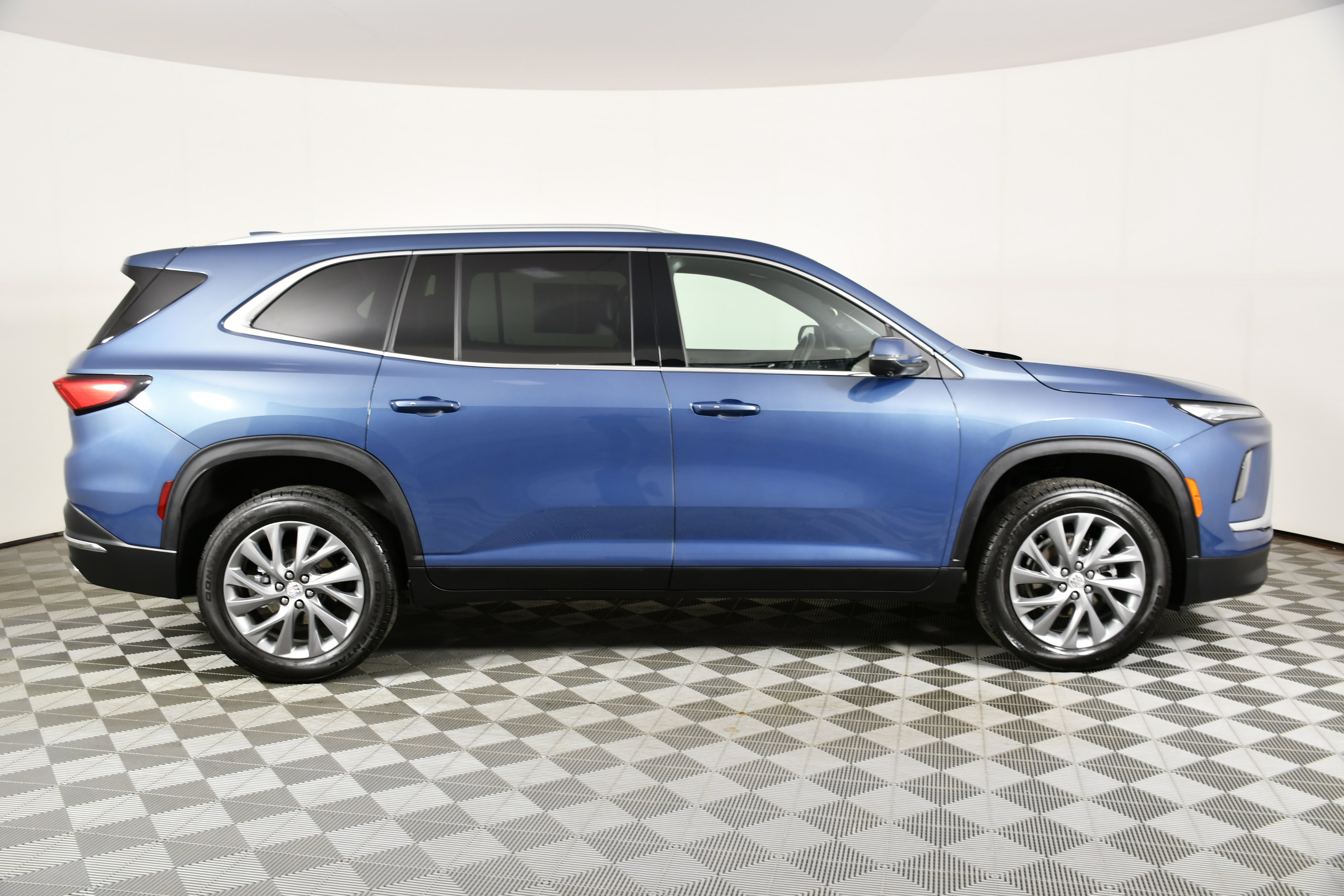 Used 2025 Buick Enclave Preferred image 5