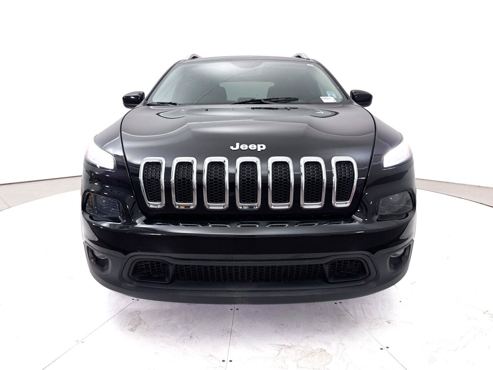 Used 2017 Jeep Cherokee Latitude w/ Comfort & Sound Group FWD image 2