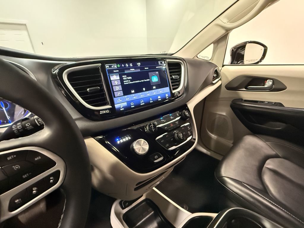 Used 2024 Chrysler Pacifica Touring-L image 85