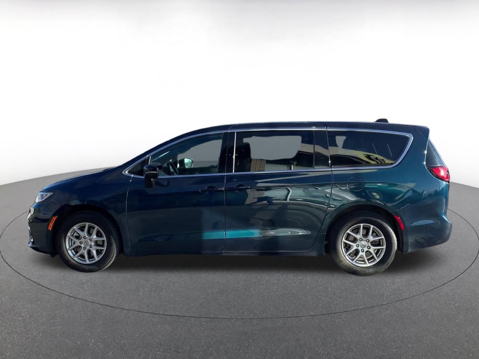 Used 2025 Chrysler Pacifica Select image 9