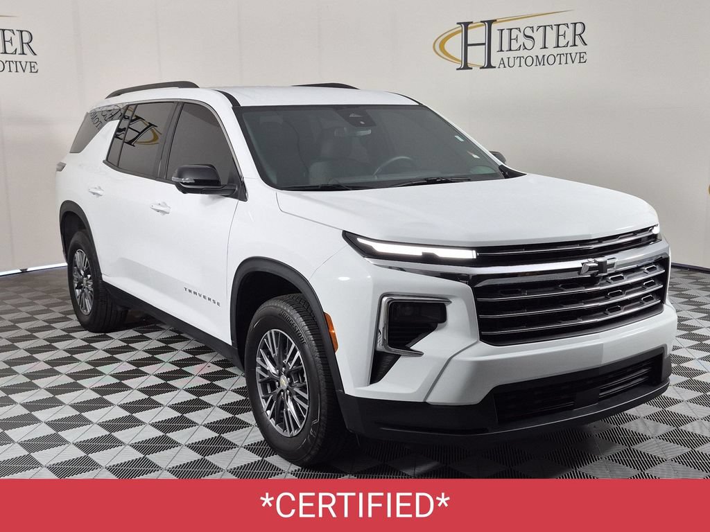 Used 2025 Chevrolet Traverse LT w/ Driver Confidence Package FWD image 2