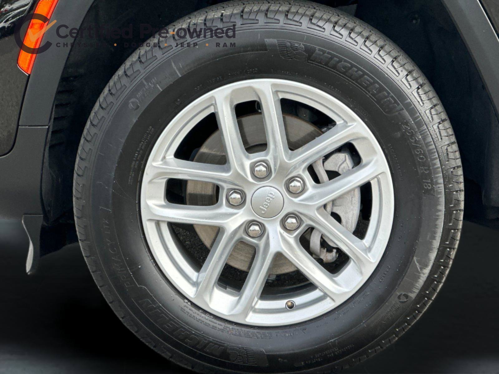 Used 2023 Jeep Grand Cherokee Laredo AWD/4WD image 26
