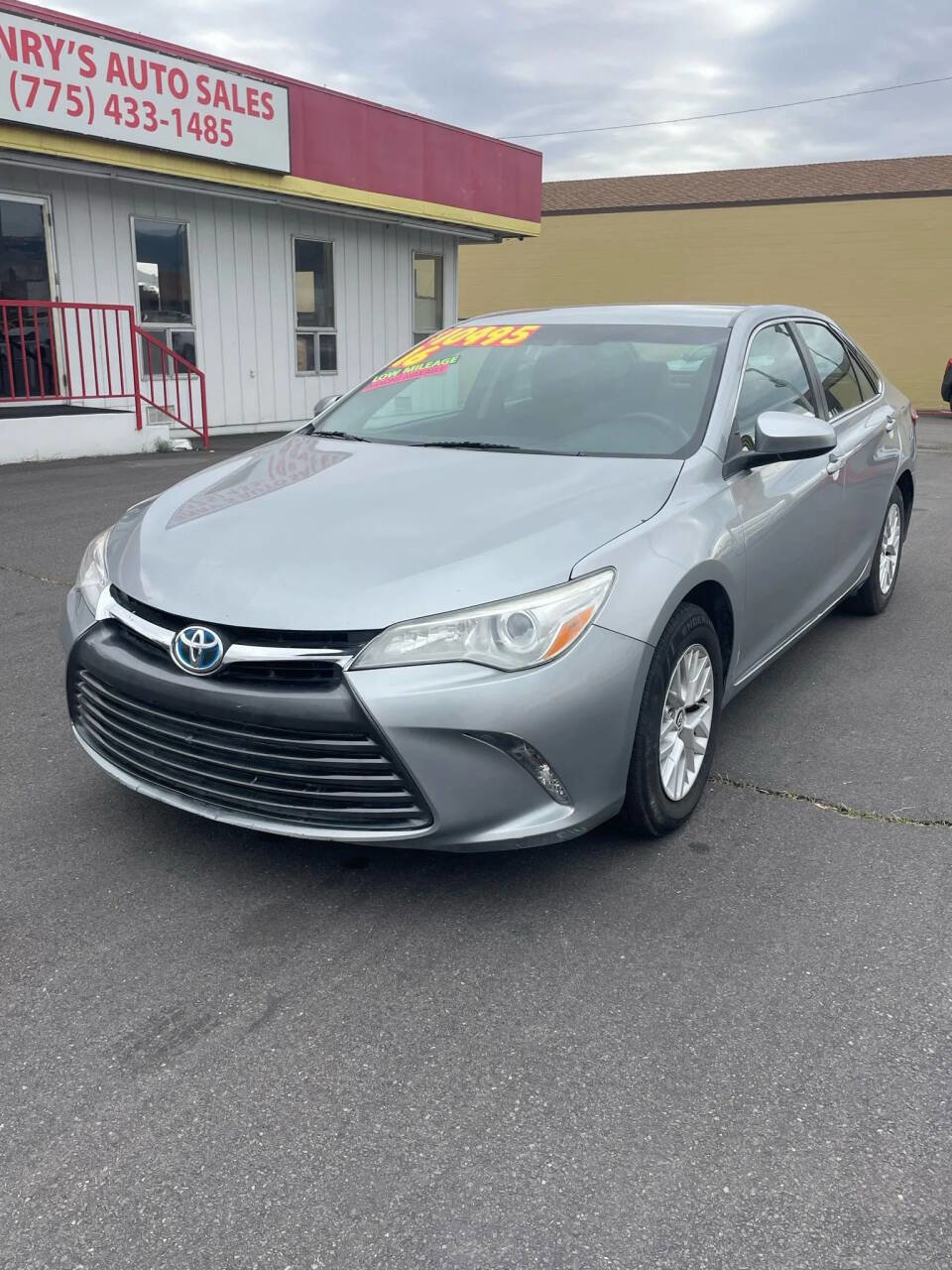 Used 2016 Toyota Camry LE image 2