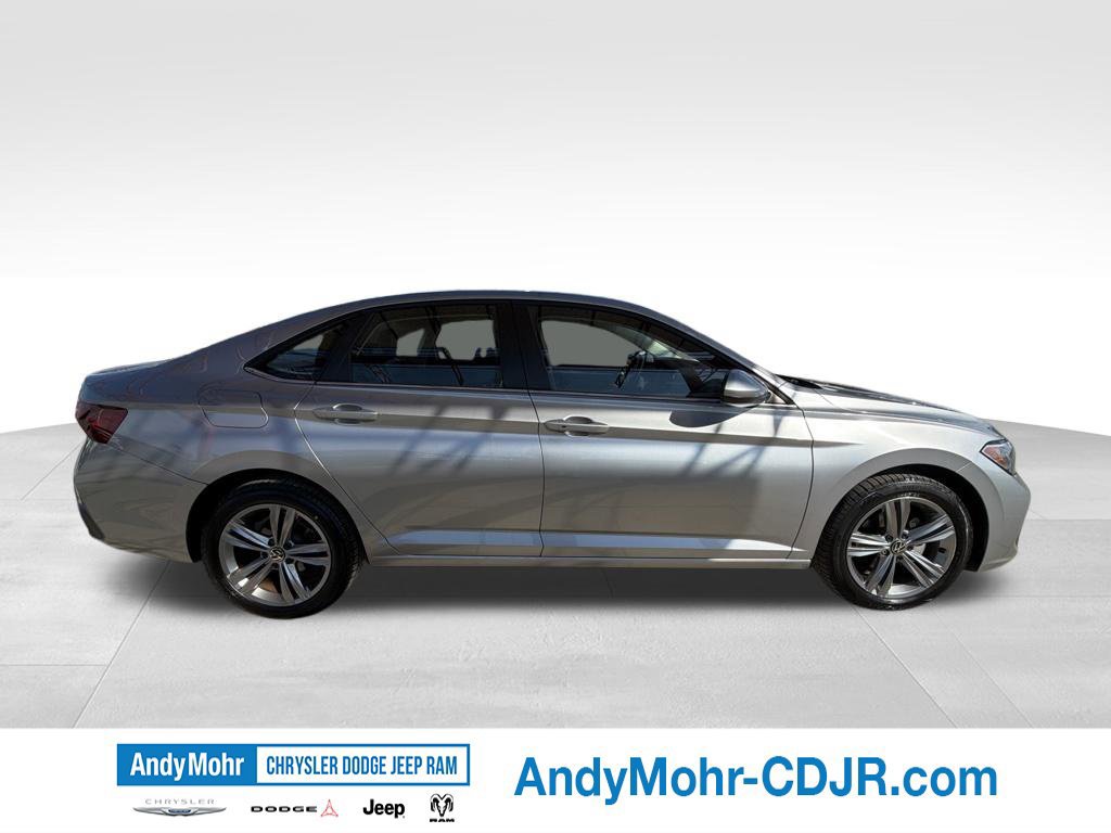 Used 2024 Volkswagen Jetta SE FWD image 8
