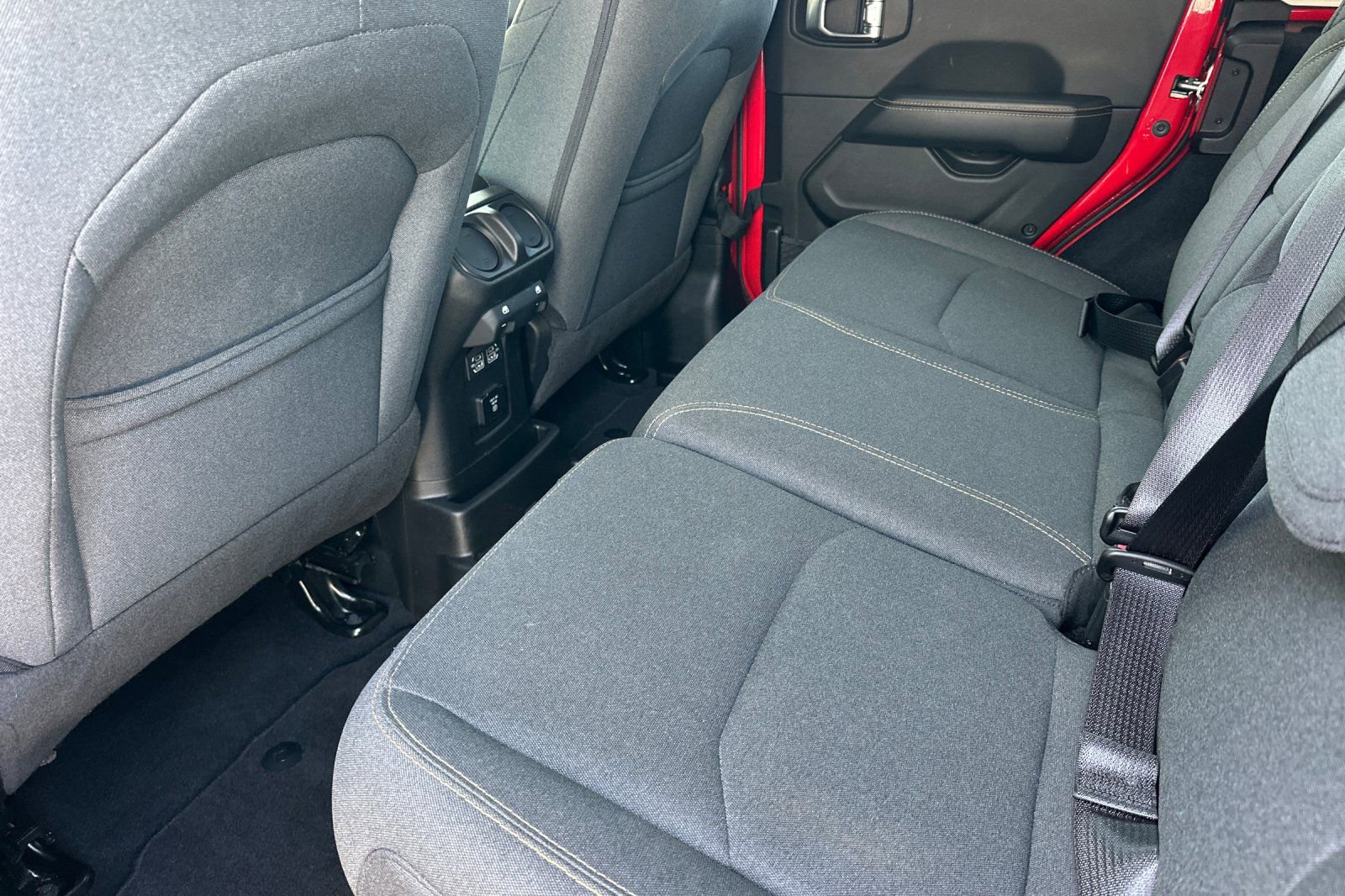 Used 2025 Jeep Wrangler Unlimited Sahara image 12