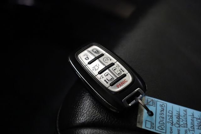 Used 2020 Chrysler Pacifica Touring-L image 36