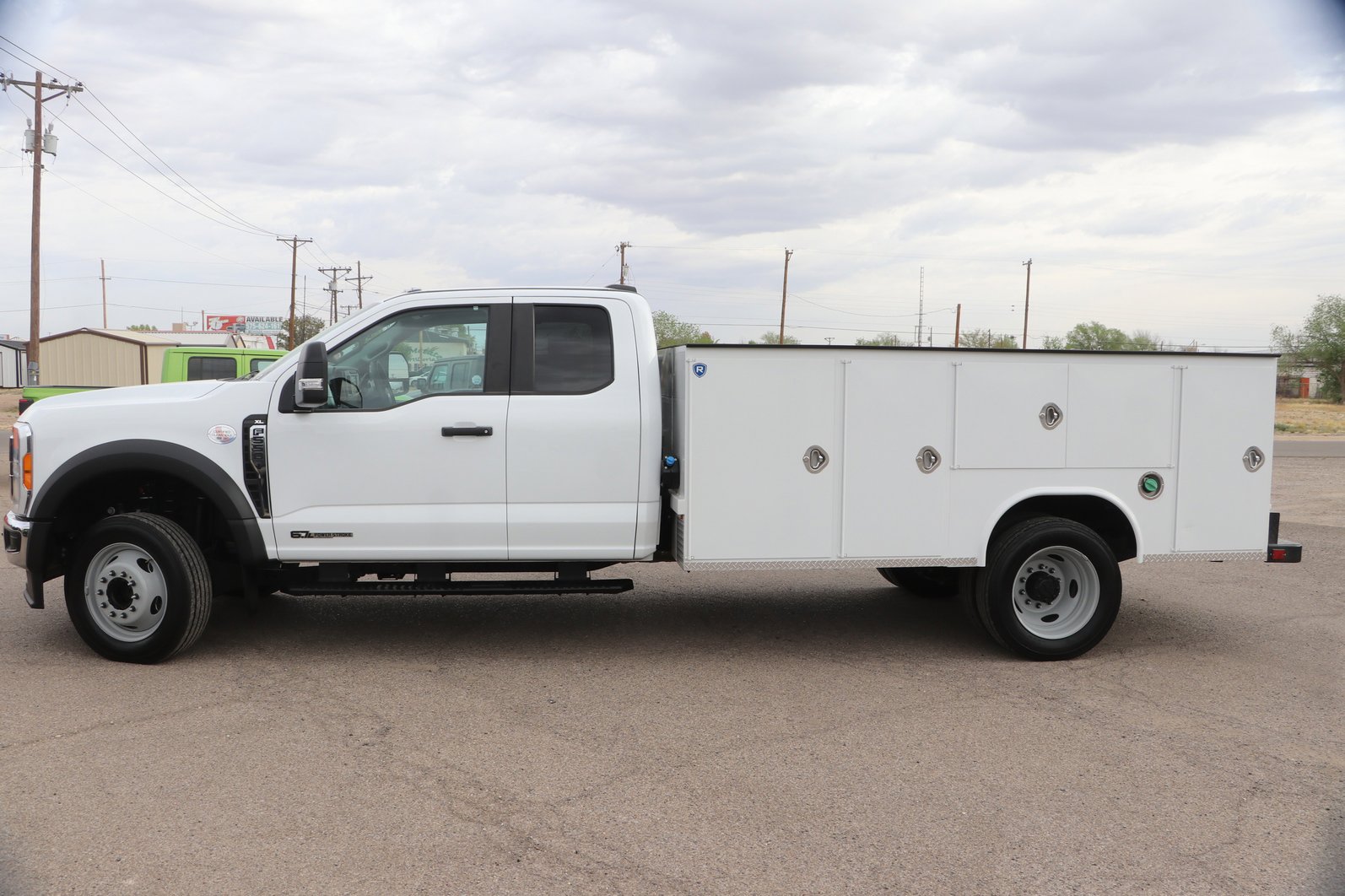 Used 2023 Ford F550 2WD SuperCab Super Duty image 4