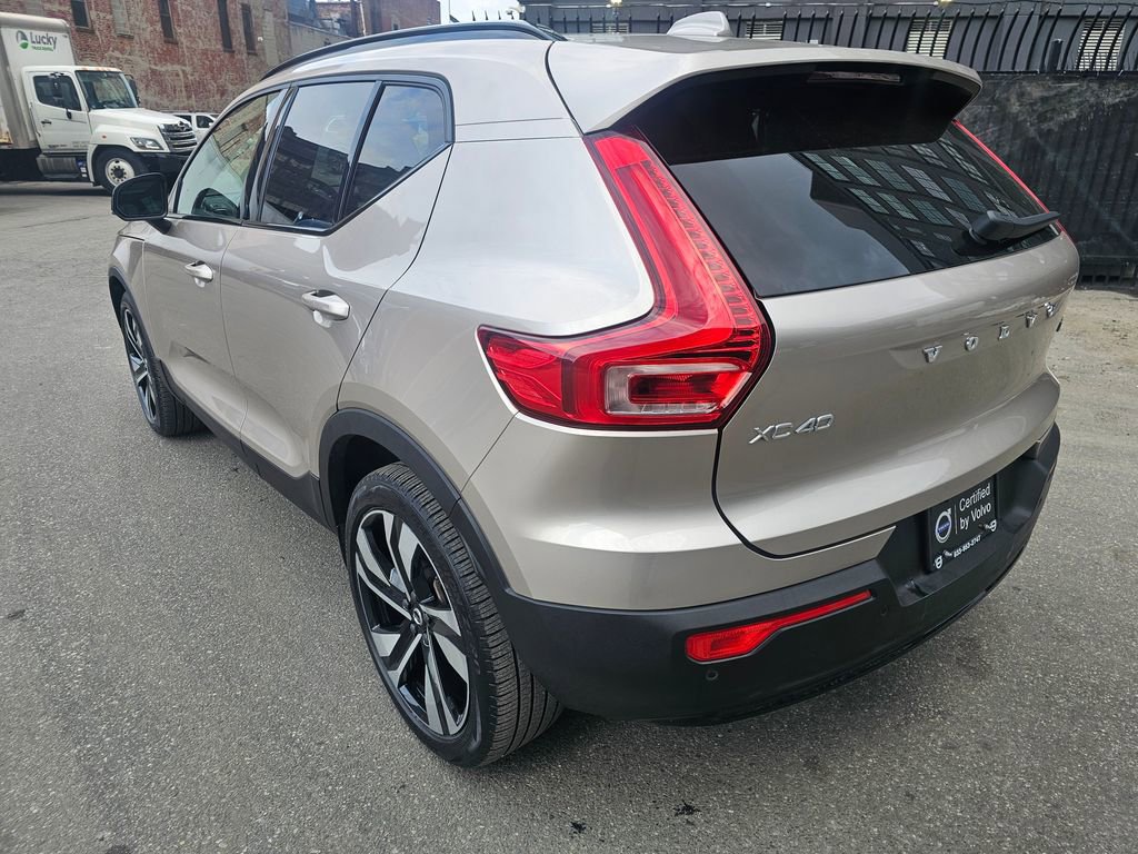 Certified 2023 Volvo XC40 B5 Plus w/ Climate Package image 2