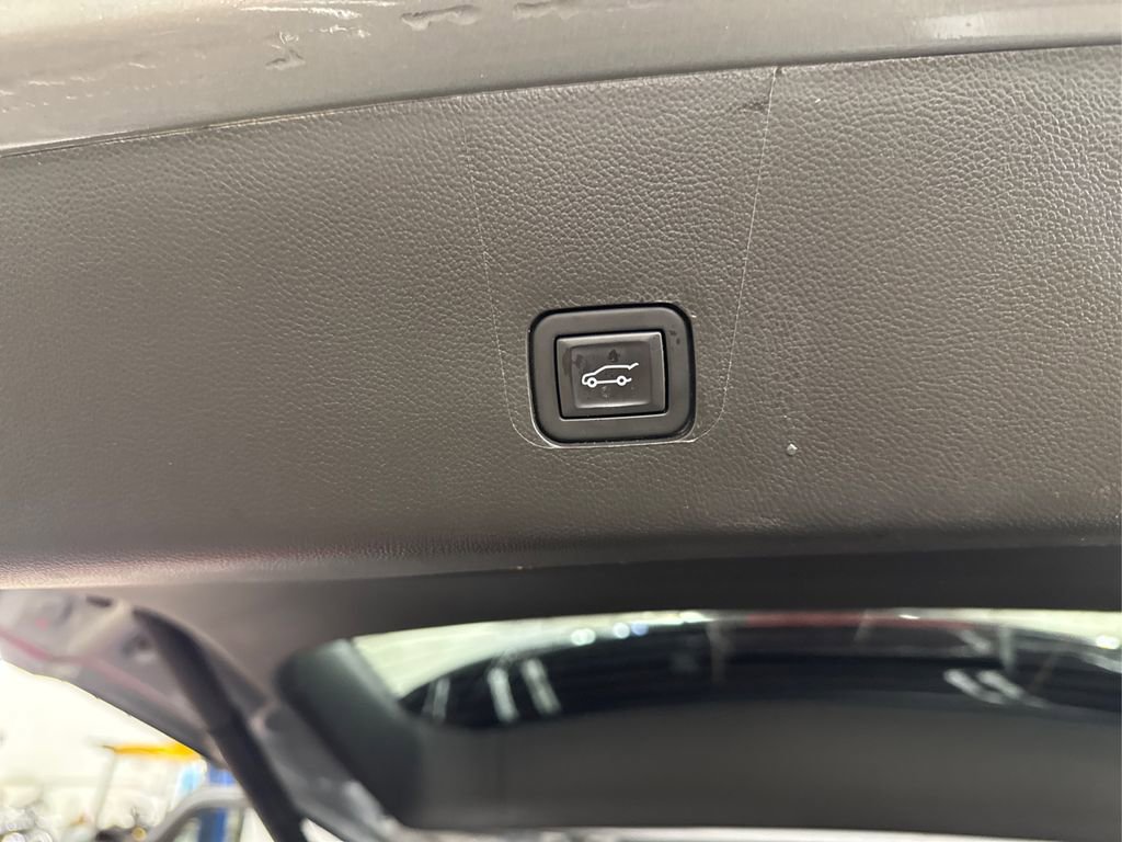 Used 2023 Chevrolet Traverse LT image 14