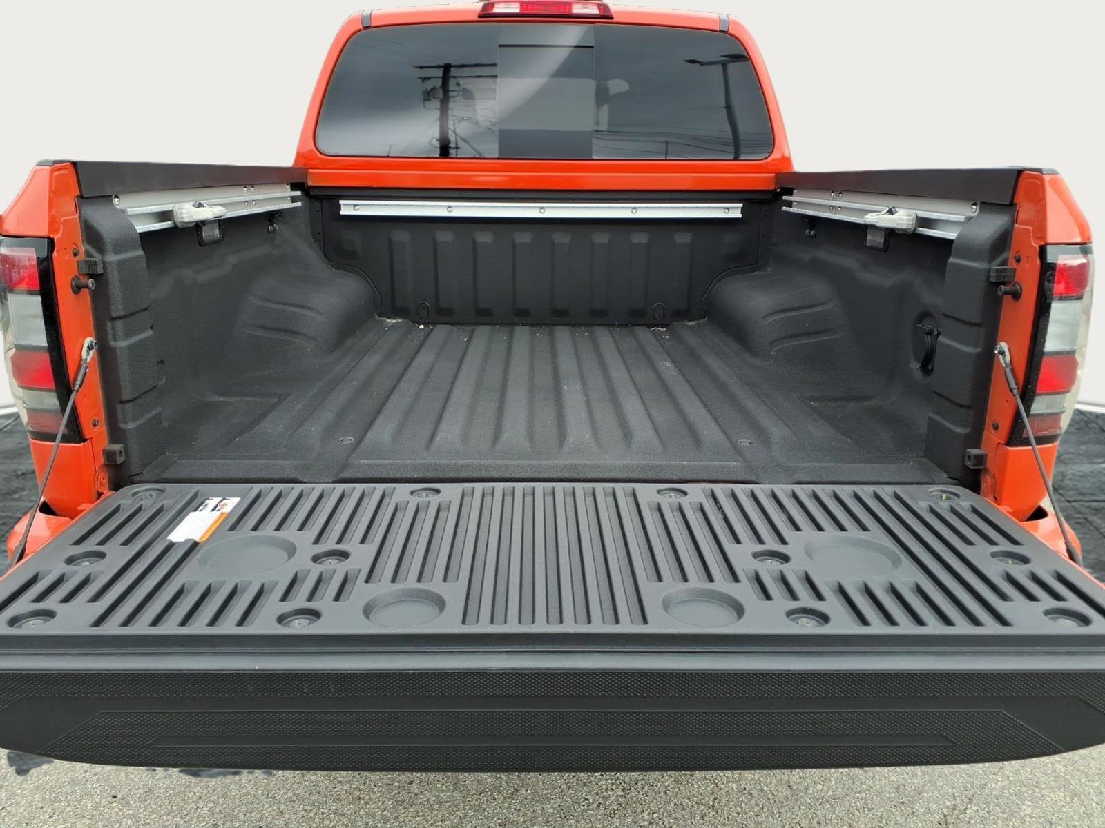 Used 2025 Nissan Frontier PRO-4X w/ Pro Convenience Package image 16