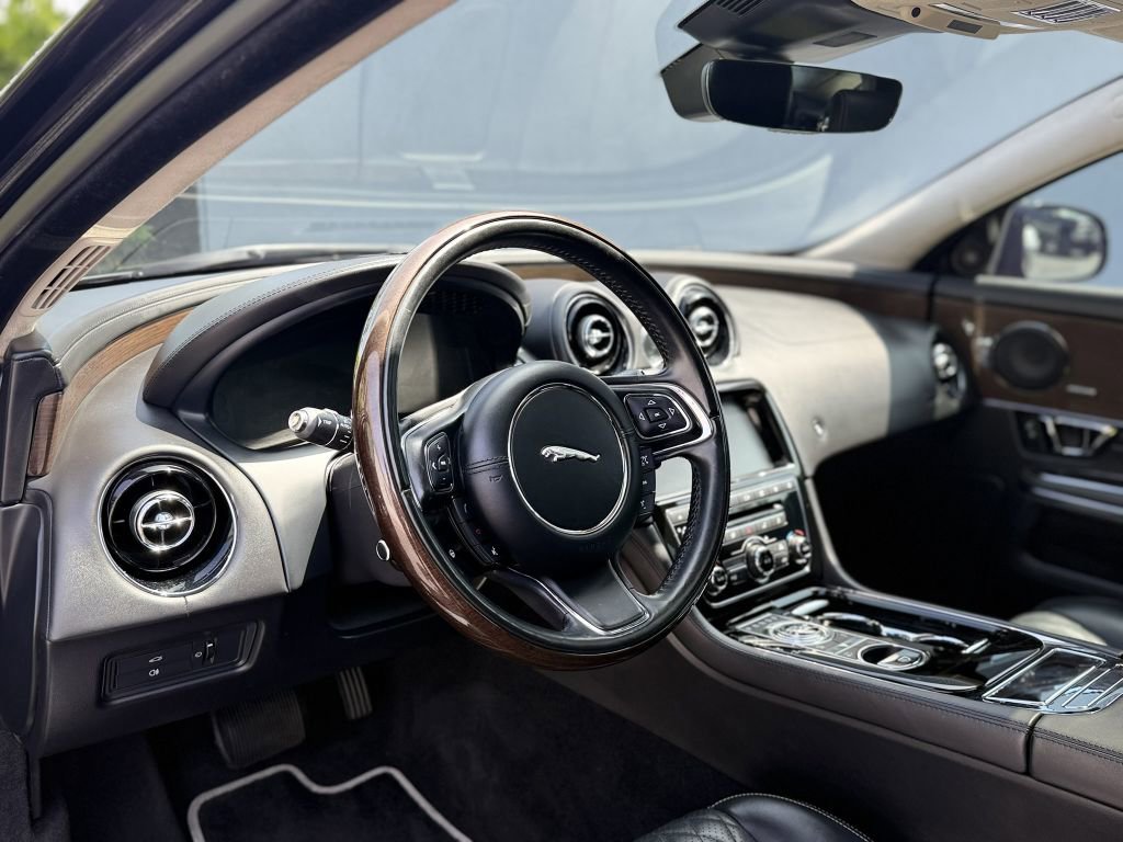 Used 2019 Jaguar XJ L Supercharged RWD image 10