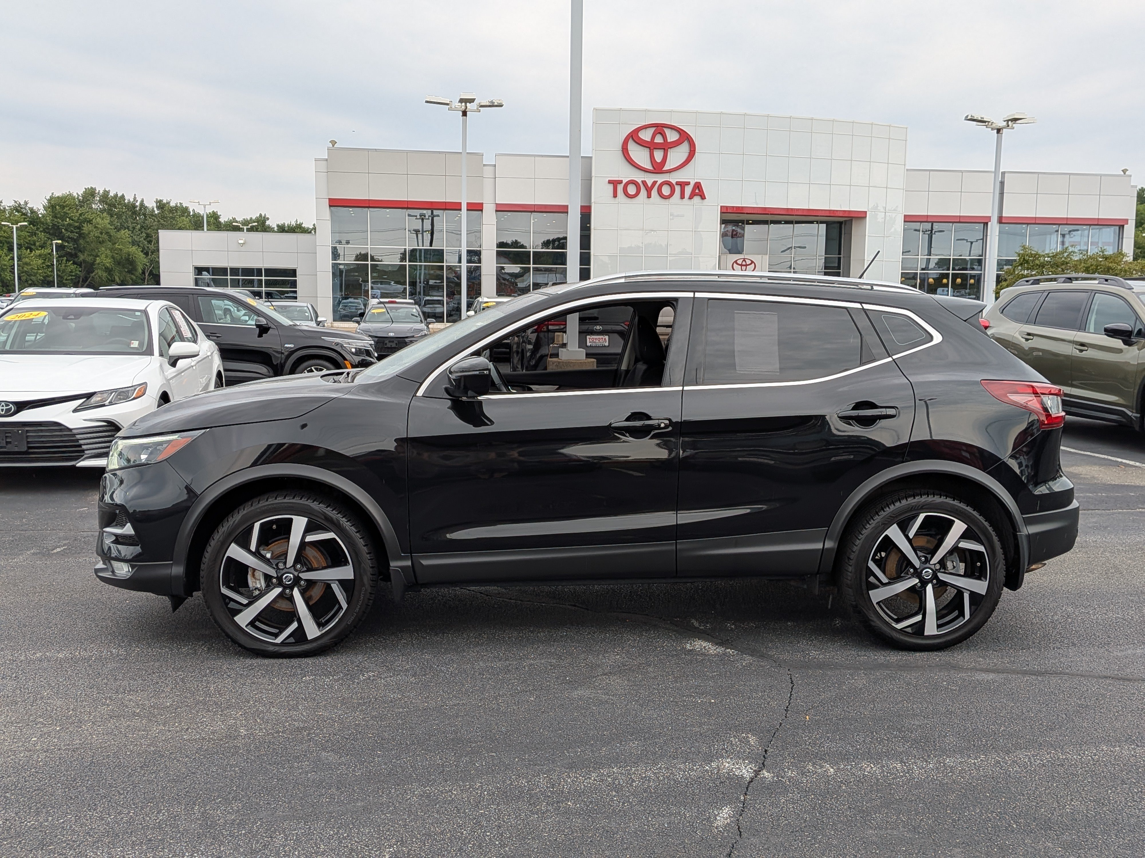 Used 2022 Nissan Rogue Sport SL w/ Premium Package AWD/4WD image 5
