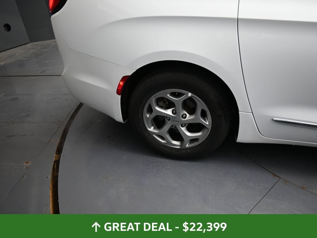 Used 2023 Chrysler Pacifica Limited FWD image 26