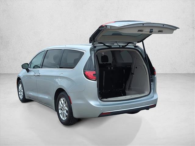 Used 2023 Chrysler Pacifica Touring-L FWD image 9