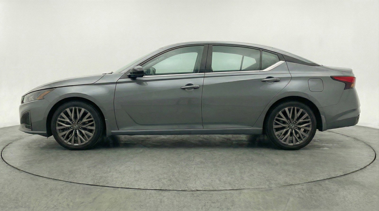 Used 2025 Nissan Altima 2.5 SV image 5