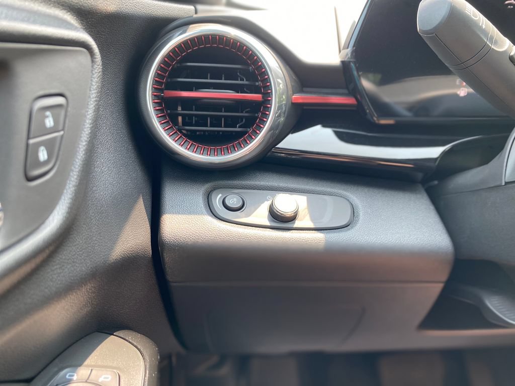 New 2026 Chevrolet Trax RS w/ Sunroof Package FWD image 30