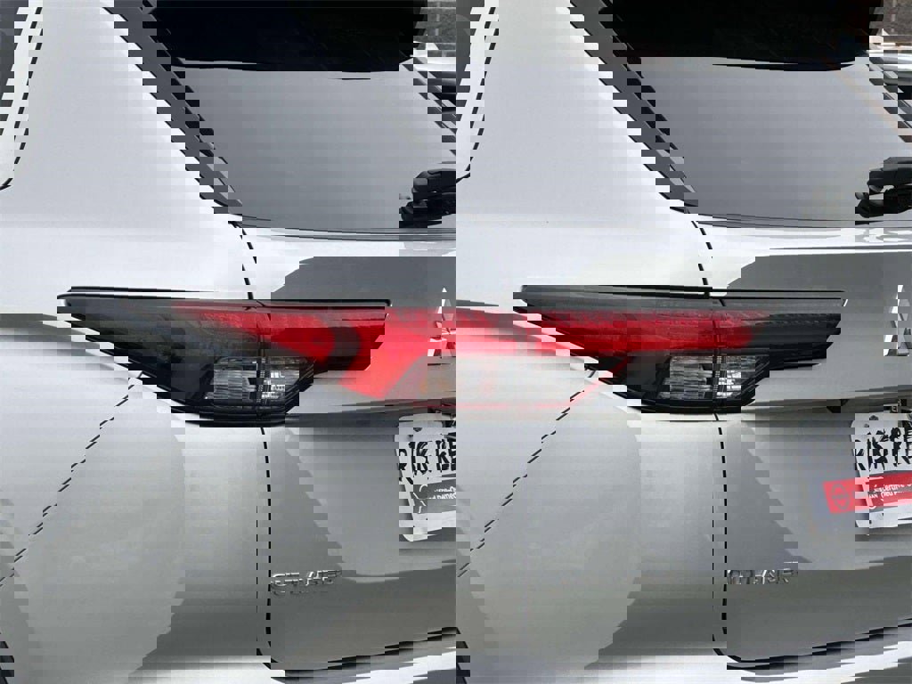 Used 2023 Mitsubishi Outlander SE image 9