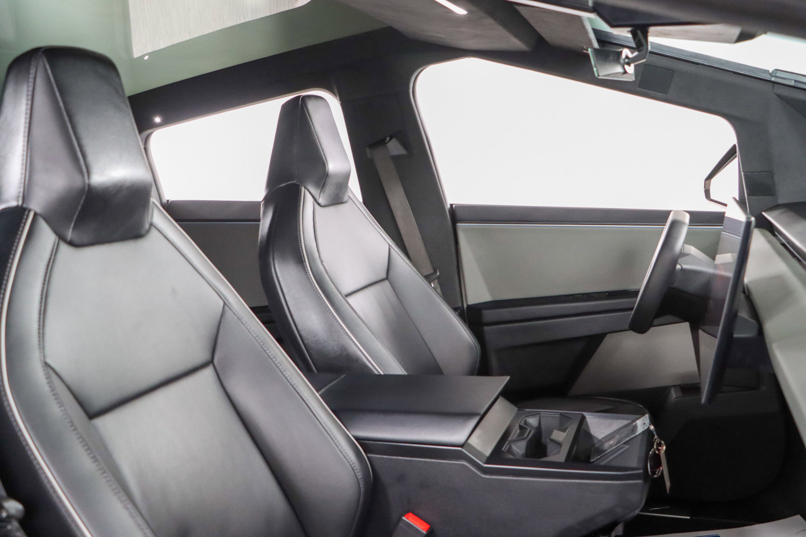 Used 2024 Tesla Cybertruck AWD Crew Cab image 24