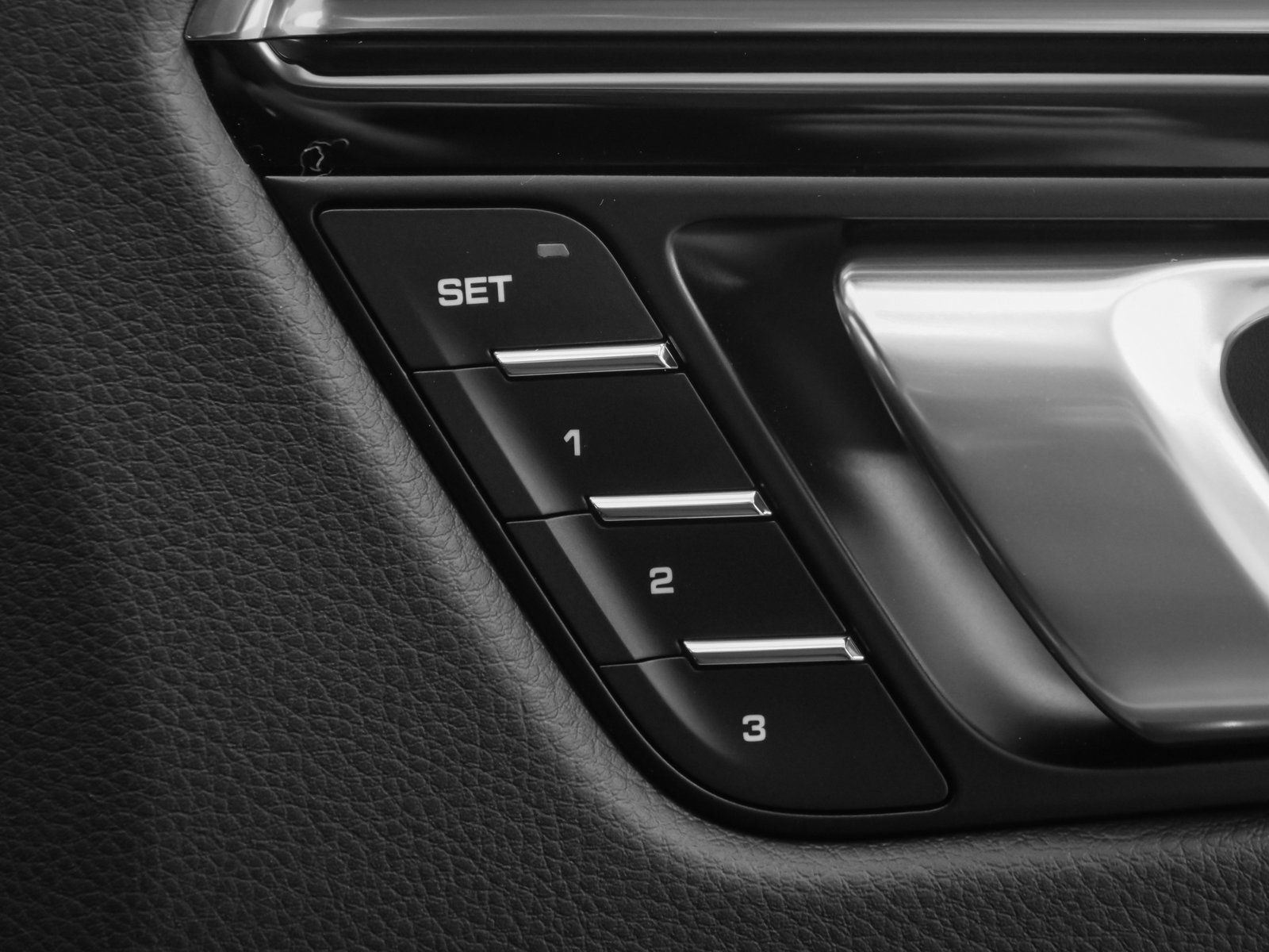 Used 2025 Porsche Macan image 21