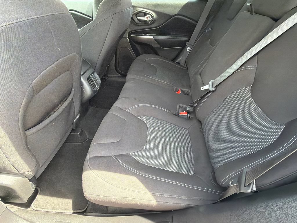 Used 2021 Jeep Cherokee Latitude FWD image 20