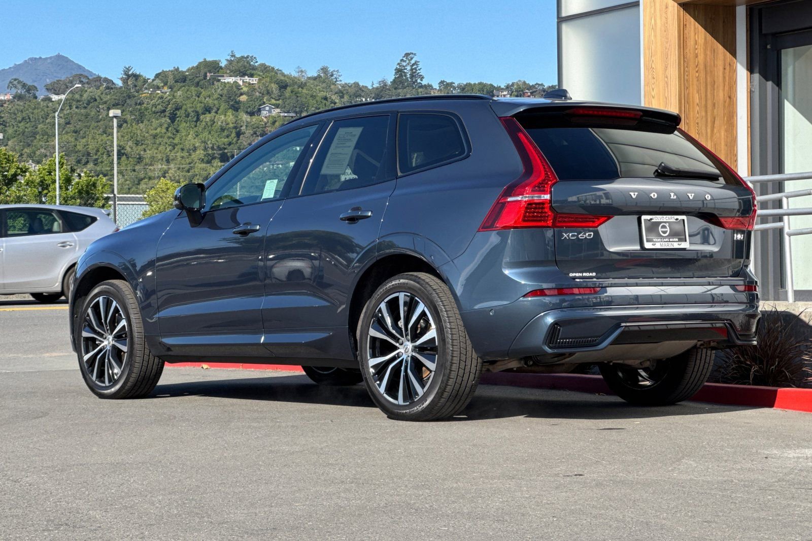 Certified 2023 Volvo XC60 B5 Plus w/ Protection Package Premier AWD/4WD image 7