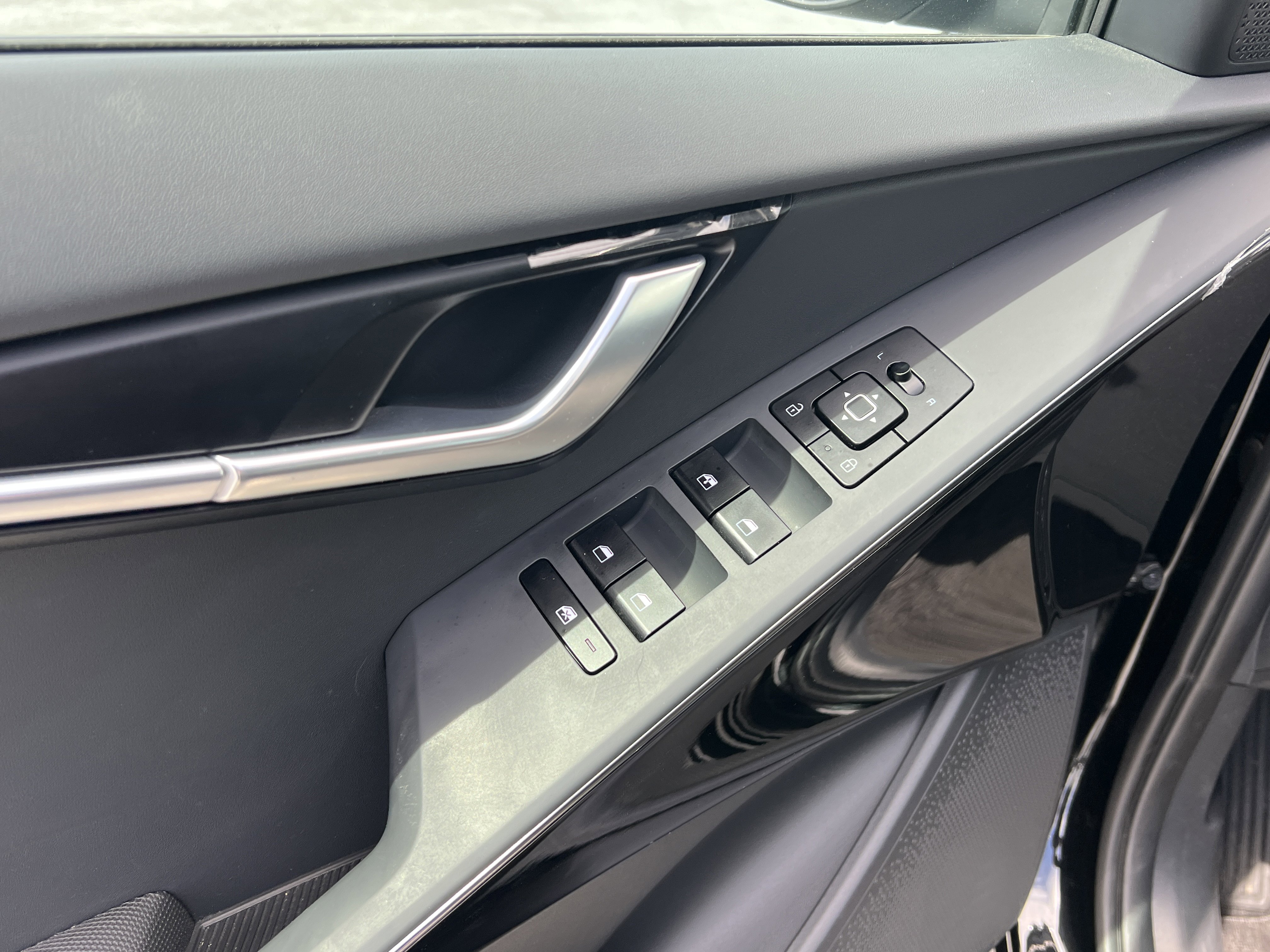 Used 2025 Kia Niro EX image 23