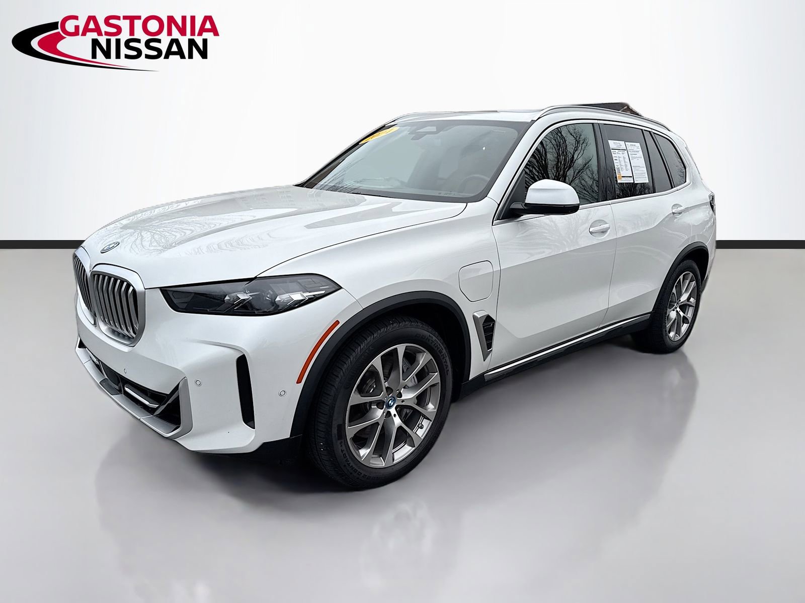 Used 2024 BMW X5 xDrive50e w/ Parking Assistance Package image 3