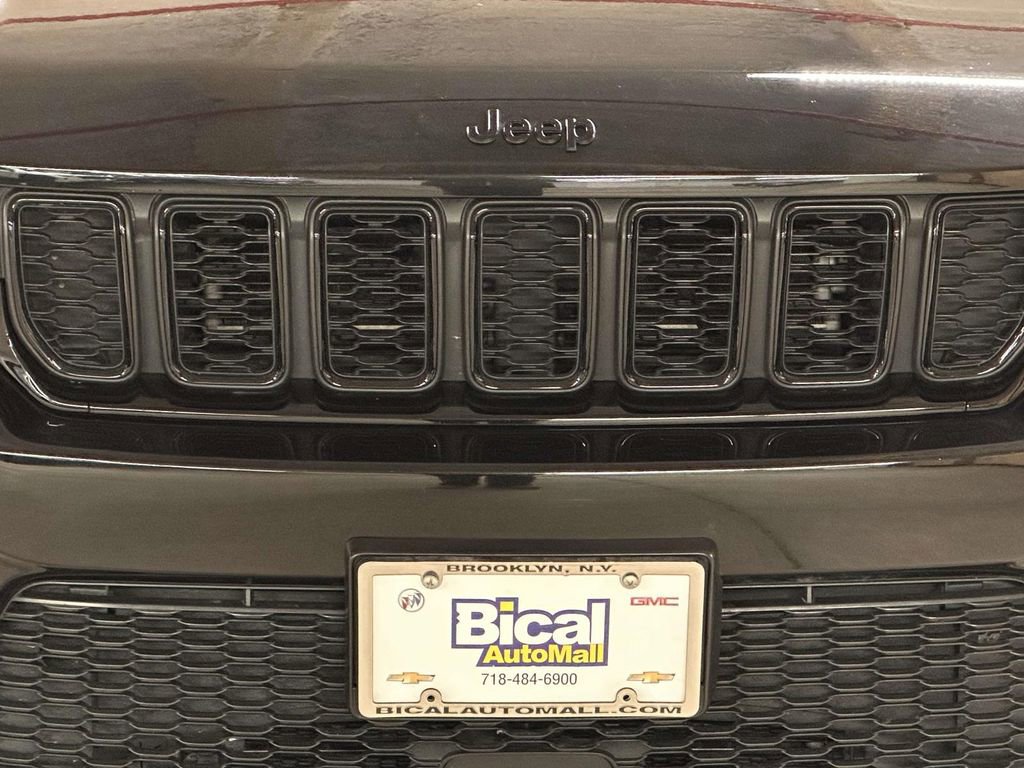 Used 2023 Jeep Grand Cherokee Limited w/ Black Appearance Package image 9