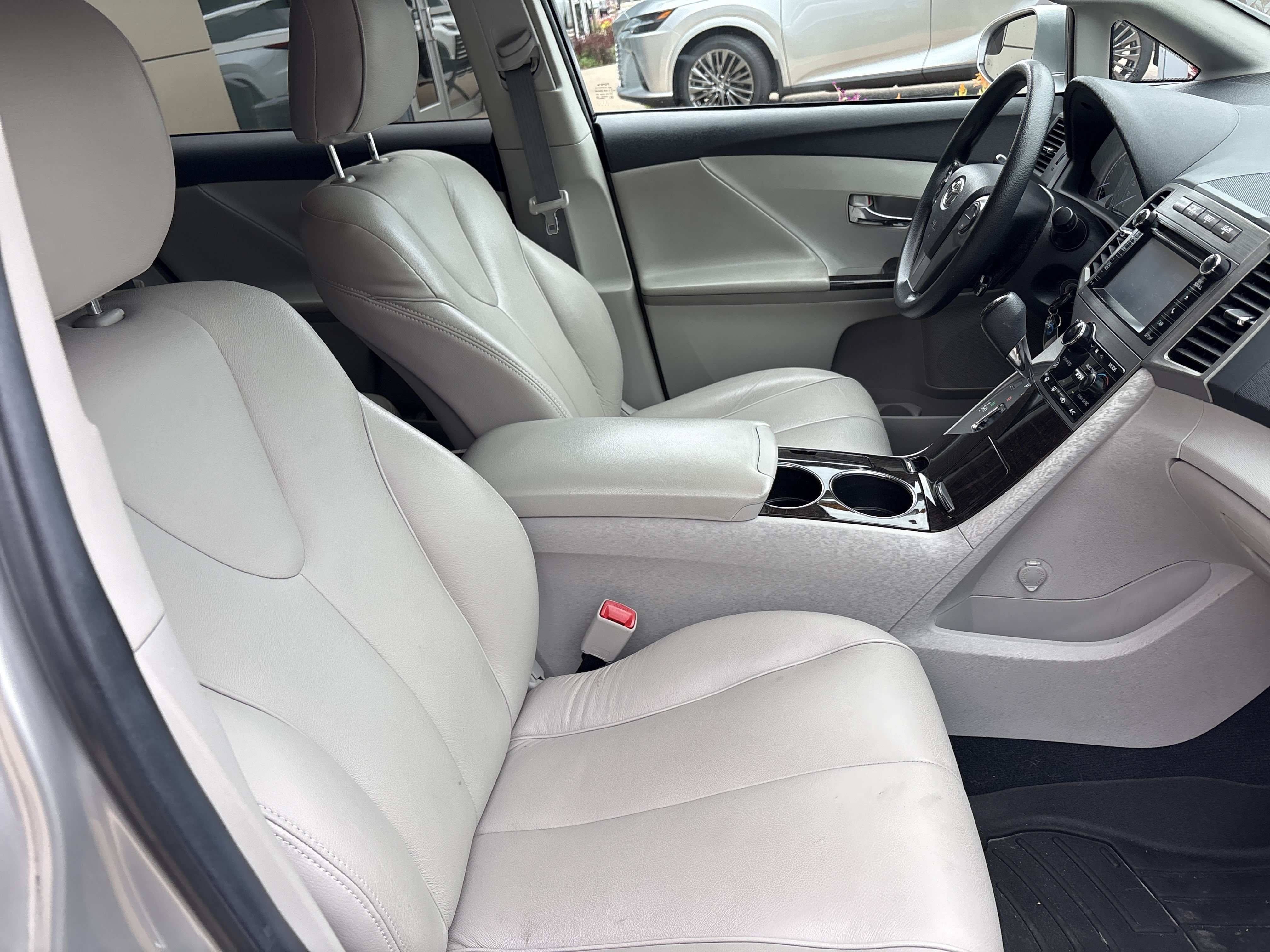 Used 2014 Toyota Venza LE FWD image 32
