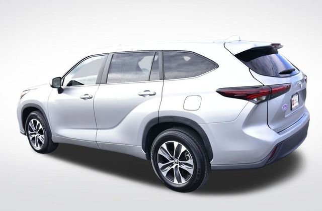Certified 2024 Toyota Highlander XLE image 3