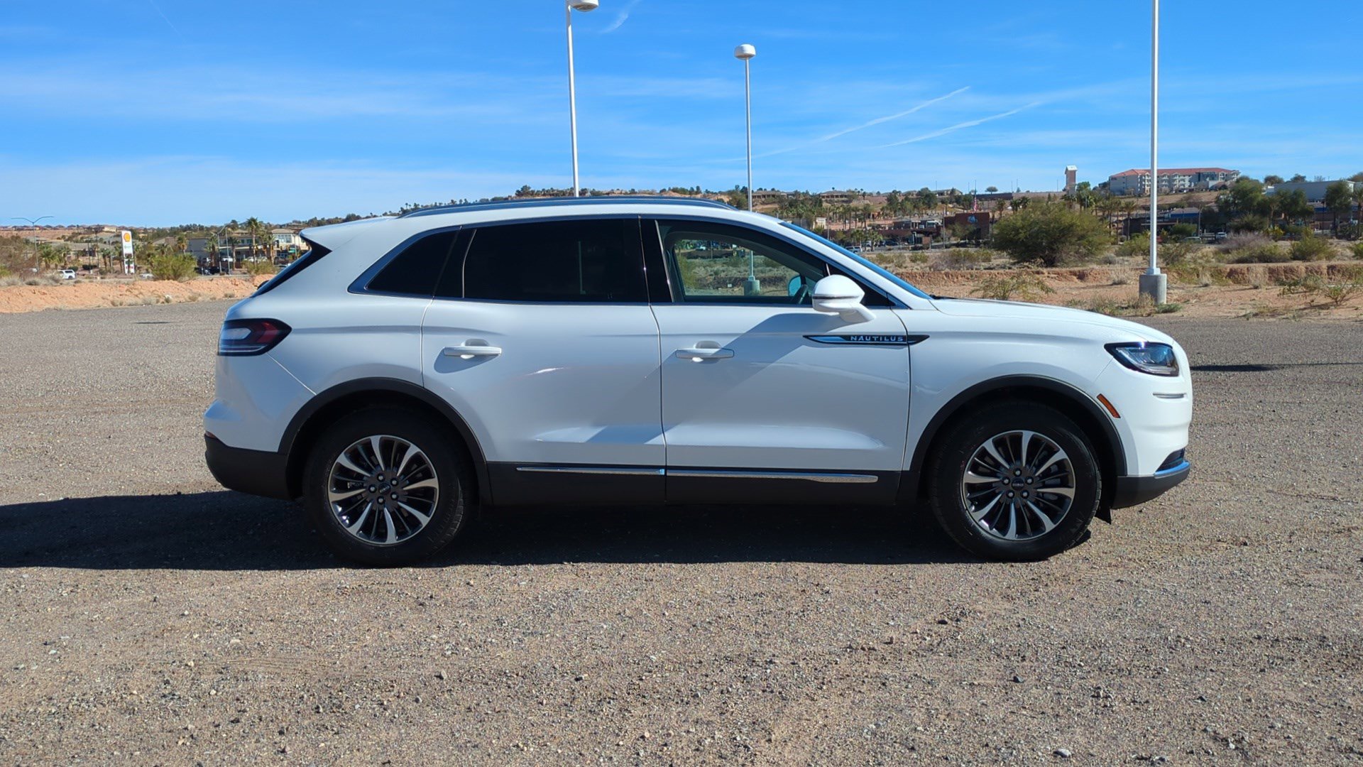 Used 2023 Lincoln Nautilus Reserve image 2