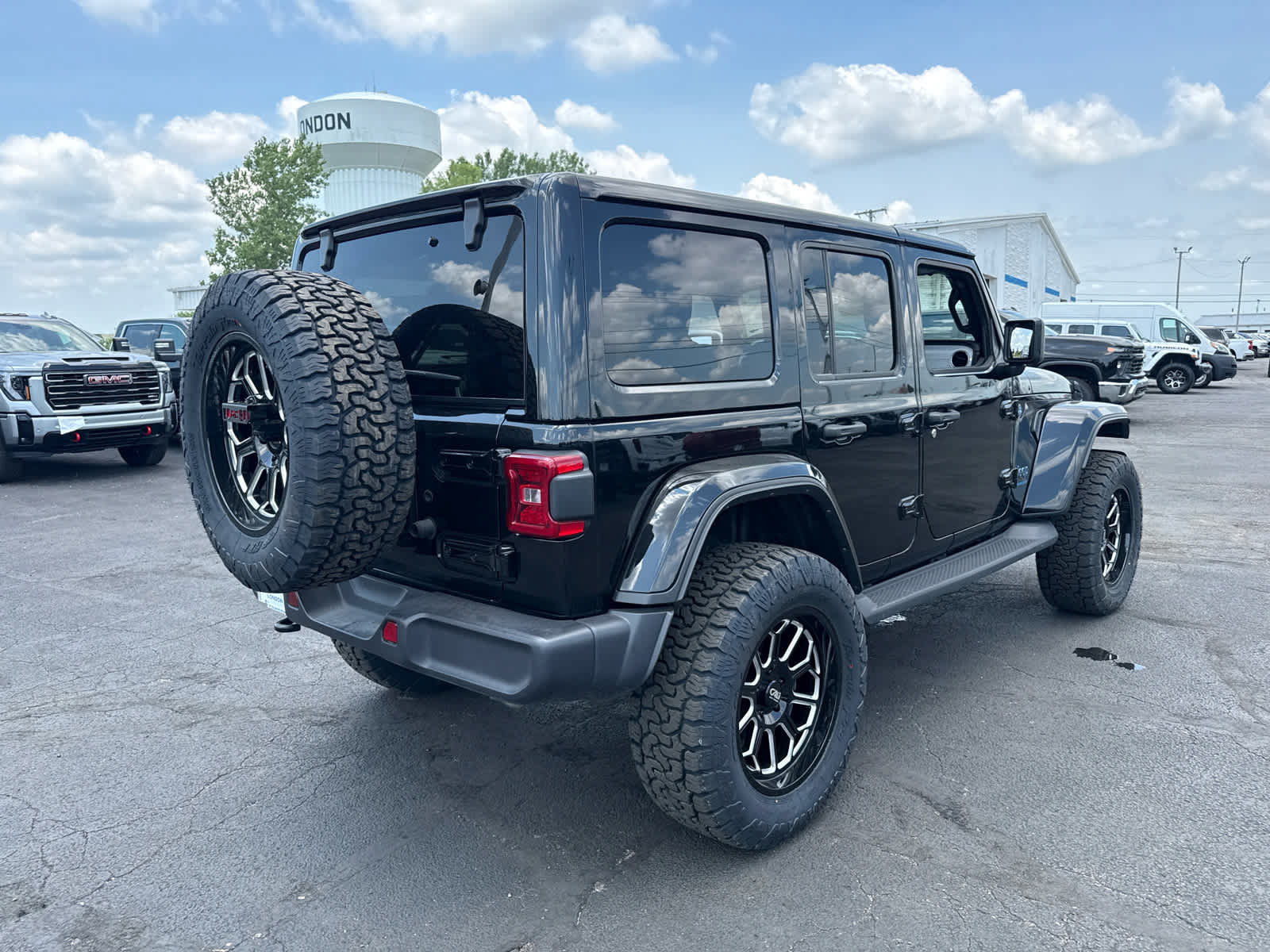 Used 2025 Jeep Wrangler Unlimited Sahara AWD/4WD image 5