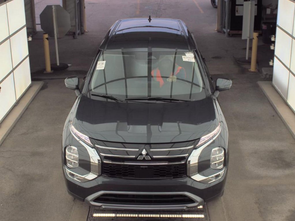 Used 2025 Mitsubishi Outlander SE image 2