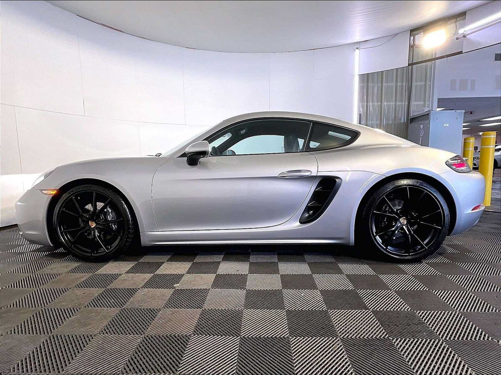 Certified 2024 Porsche 718 Cayman RWD image 2