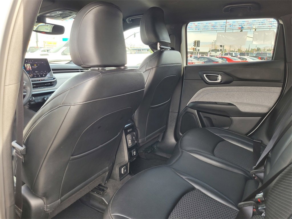 Used 2024 Jeep Compass Latitude image 14