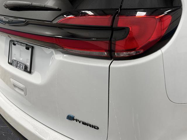 Used 2024 Chrysler Pacifica Select image 33
